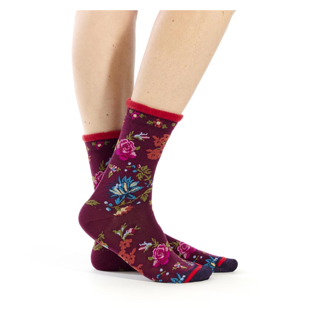 Chaussettes Bloom, Fil de Jour. Rouge avec fleurs bleues et roses, pointe bordeau, bord-côte en fil chenille doux rouge.