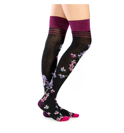 Jambières Iridis, Fil de Jour. Noires avec fleurs roses et bleues, pointe rose, talon violet, bord-côte mauve à fil pailleté.