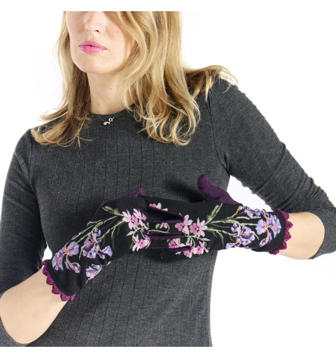Gants Iridis, Fil de Jour. Noirs, fleurs violettes et roses, pouce violet, bord-côte festonné mauve.