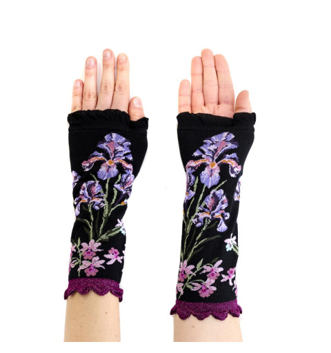 Mitaines Iridis, Fil de Jour. Noires, fleurs roses et violettes, bord-côte mauve festonné et pailleté.