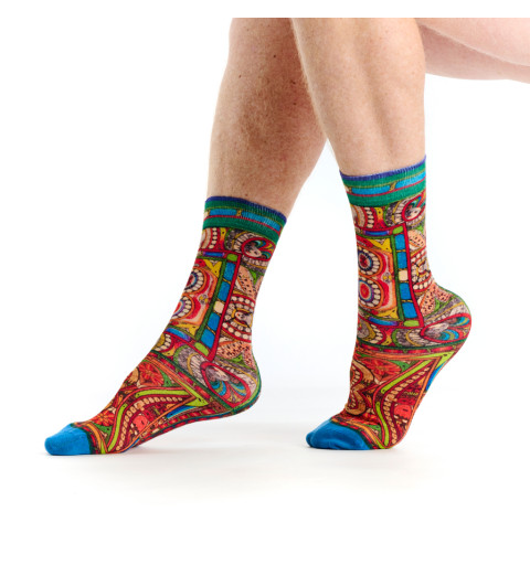 Mi-chaussettes Sans Titre, Ruban Rouge. Motifs riches et colorés inspirés du style graphique d’Adolf Wölfli.