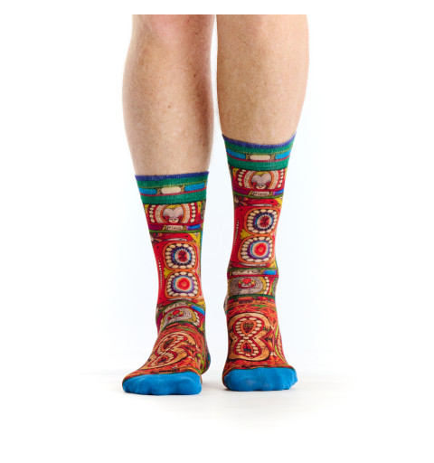 Mi-chaussettes Sans Titre, Ruban Rouge. Motifs riches et colorés inspirés du style graphique d’Adolf Wölfli.