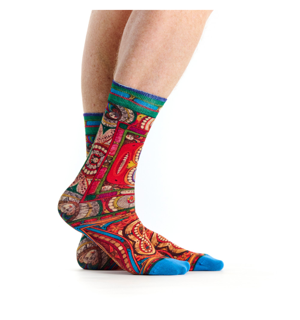 Mi-chaussettes Sans Titre, Ruban Rouge. Motifs riches et colorés inspirés du style graphique d’Adolf Wölfli.