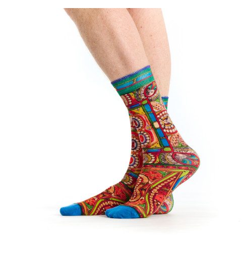 Mi-chaussettes Sans Titre, Ruban Rouge. Motifs riches et colorés inspirés du style graphique d’Adolf Wölfli.