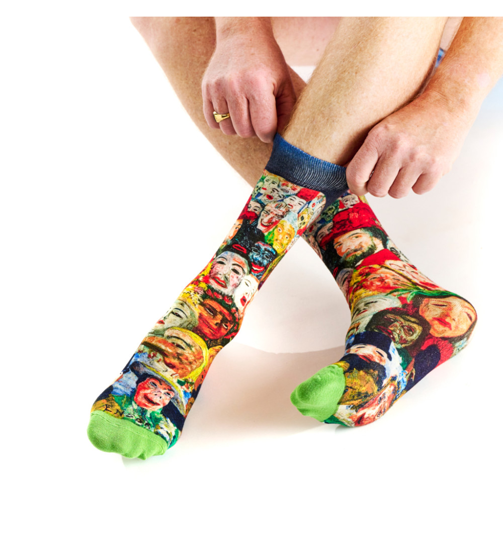 Chaussettes Autoportrait Avec Masques, Ruban Rouge. Motifs de masques expressifs et colorés inspirés de l’œuvre de James Ensor.