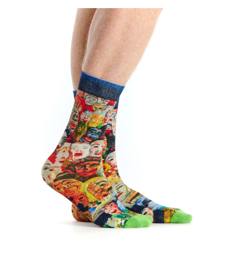 Chaussettes Autoportrait Avec Masques, Ruban Rouge. Motifs de masques expressifs et colorés inspirés de l’œuvre de James Ensor.