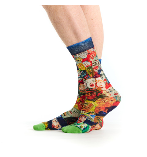 Chaussettes Autoportrait Avec Masques, Ruban Rouge. Motifs de masques expressifs et colorés inspirés de l’œuvre de James Ensor.