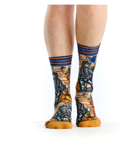Chaussettes Danse et Orchestre, Ruban Rouge. Motifs inspirés des scènes musicales et festives de Raoul Dufy.