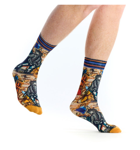 Chaussettes Danse et Orchestre, Ruban Rouge. Motifs inspirés des scènes musicales et festives de Raoul Dufy.