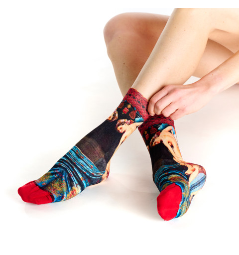 Chaussettes La Grande Odalisque, Ruban Rouge. Design inspiré du chef-d’œuvre d’Ingres.