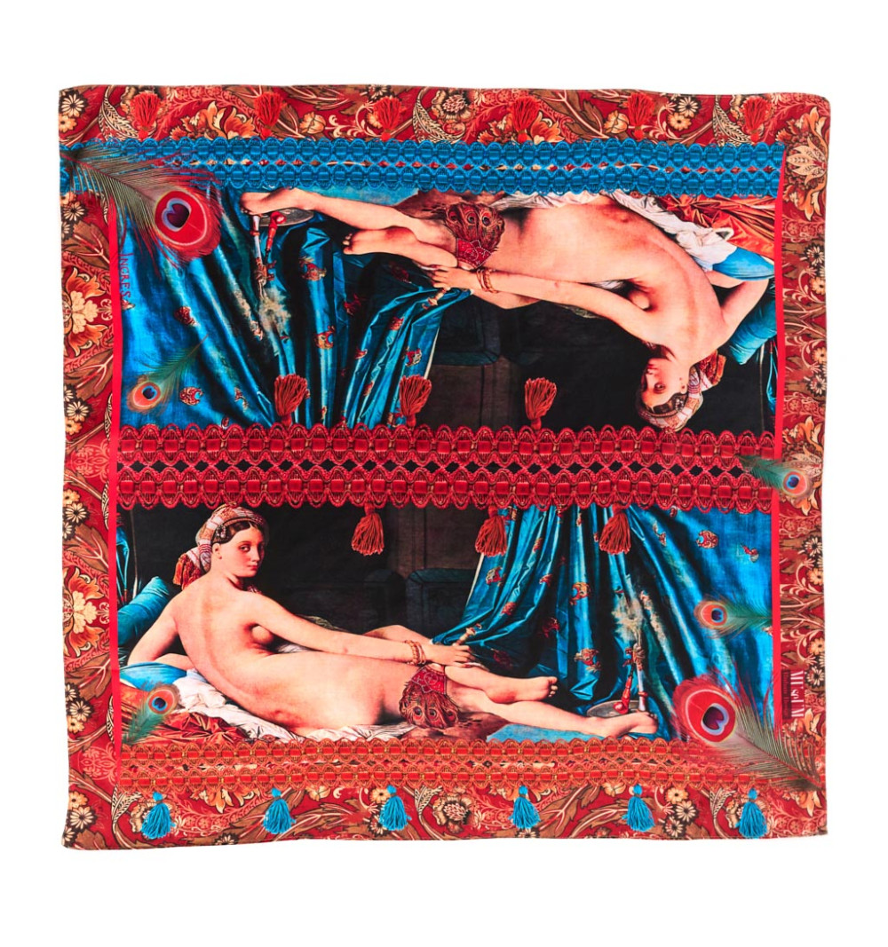 Foulard La Grande Odalisque, collection Museum, présentant l’œuvre d’Ingres au centre, entourée d’un cadre rouge contrastant.