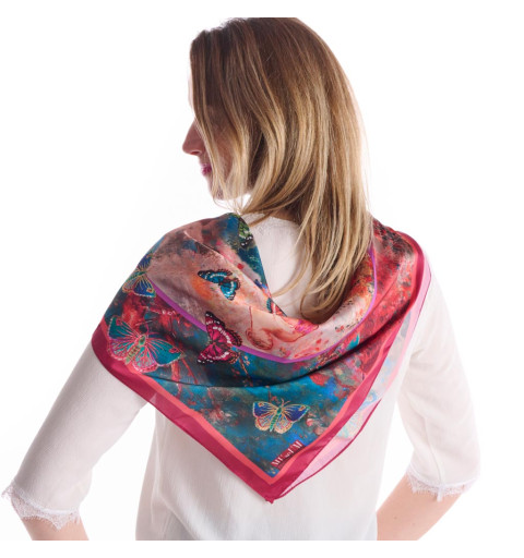 Foulard Pandora, collection Museum, présentant l’œuvre de Redon au centre
