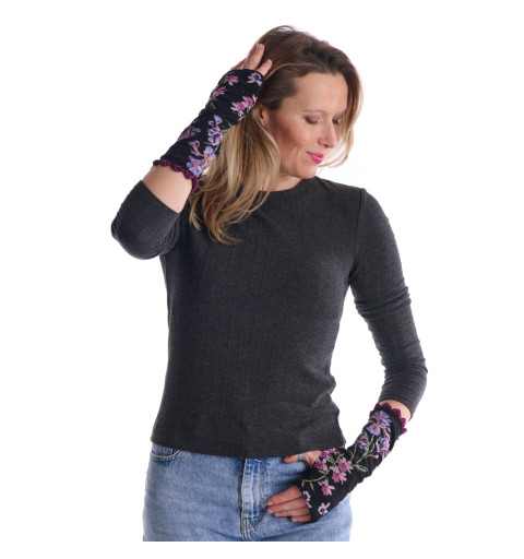 Mitaines Iridis Fil de Jour, noires avec des fleurs roses et violettes, bord-côte pailleté mauve