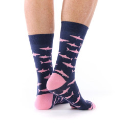 Chaussette requin fuchsia sur fond bleu marine