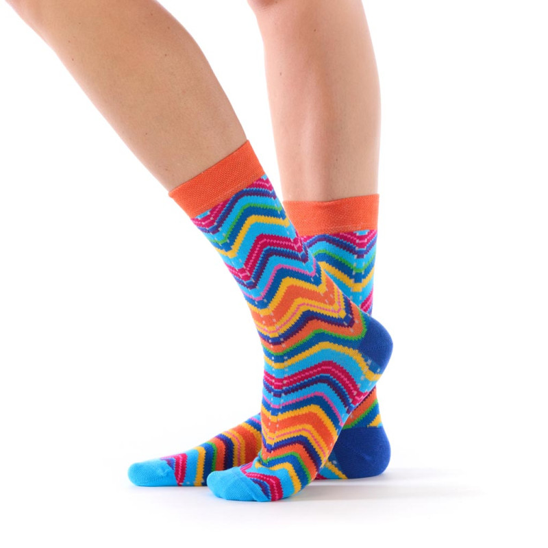 Chaussettes à rayures zigzag Fil de Jour en coton, présentées portées, avec bord-côte orange uni et motif multicolore