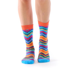 Chaussettes à rayures zigzag Fil de Jour en coton, présentées portées, avec bord-côte orange uni et motif multicolore