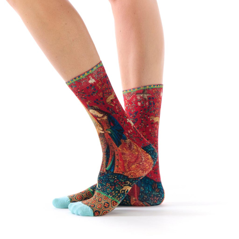 Chaussettes femme Ruban Rouge, bambou, rouge vert bleu, motif L’Ouïe, La Dame à la licorne.