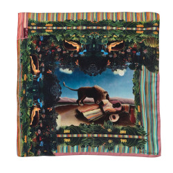 Foulard imitation soie La bohémienne endormie Le Douanier Rousseau 70x70cm, 100% polyester, vert bleu nuit rose