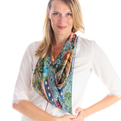 Foulard imitation soie Sapphires Albert Joseph Moore 70x70cm, tons vert, bleu, rose et jaune, polyester.