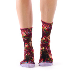 Ruban Rouge, femme, chaussettes bambou, bordeaux, motif Georges Sand portrait et fleurs, collection Panthéon