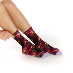 Ruban Rouge, femme, chaussettes bambou, bordeaux, motif Georges Sand portrait et fleurs, collection Panthéon