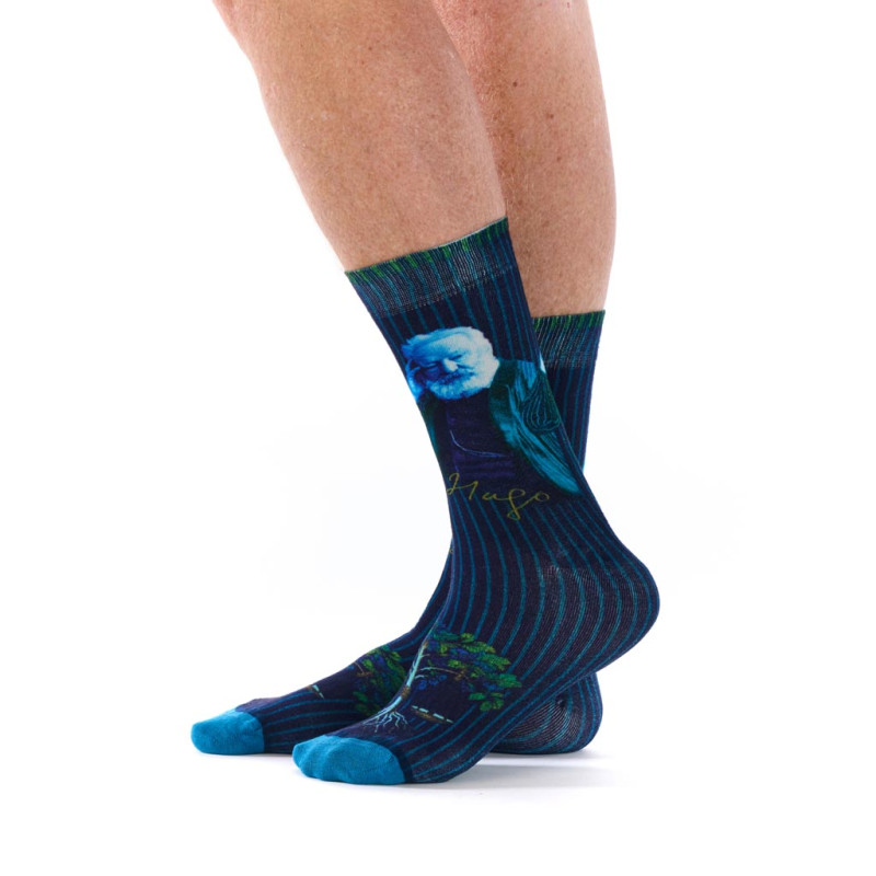 Ruban Rouge, homme, chaussettes bambou, bleu nuit, motif Victor Hugo portrait et rayures, collection Panthéon