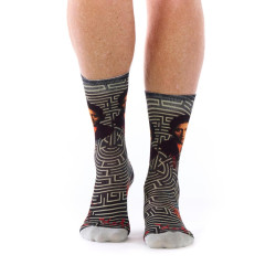 Ruban Rouge, homme, chaussettes bambou, gris anthracite, motif Franz Kafka portrait labyrinthe et scarabée, collection Panthéon