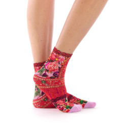 Socquettes bambou Lhassa Dub & Drino, rouge rose vert, motif floral ornemental.