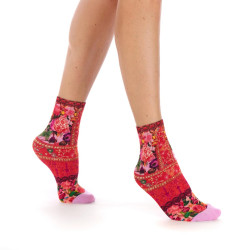 Socquettes bambou Lhassa Dub & Drino, rouge rose vert, motif floral ornemental.