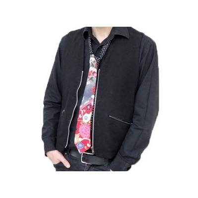 Cravate fille de joie avec chemise noire