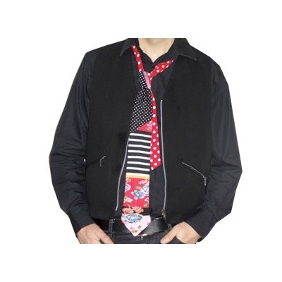 Cravate rayures fil de joie portée avec chemise noire
