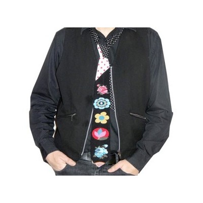 cravate avec pois et fleurs portées sur chemise noire