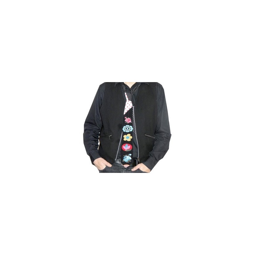 cravate avec pois et fleurs portées sur chemise noire cravate avec pois et fleurs portées sur chemise noire