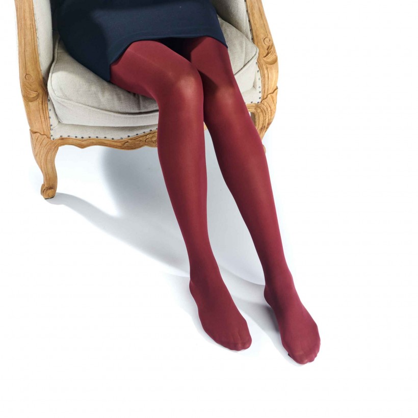 collant bordeaux assis sur chaise collant bordeaux assis sur chaise