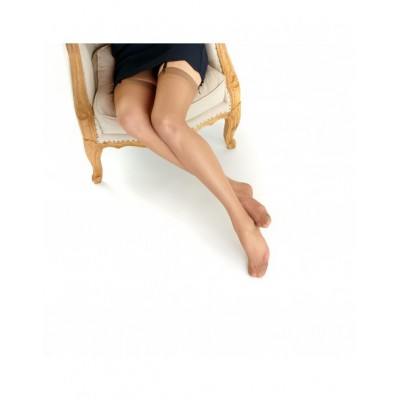 bas en daim assis sur une chaise