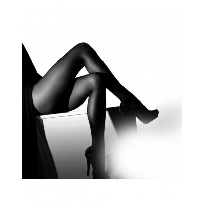 collant voile noir croisant les jambes