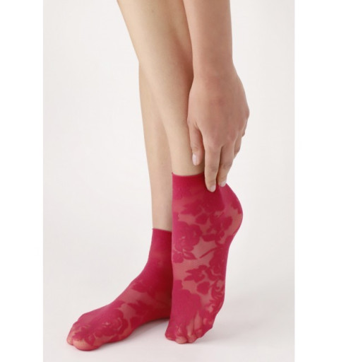 main qui touche chaussettes fuchsia