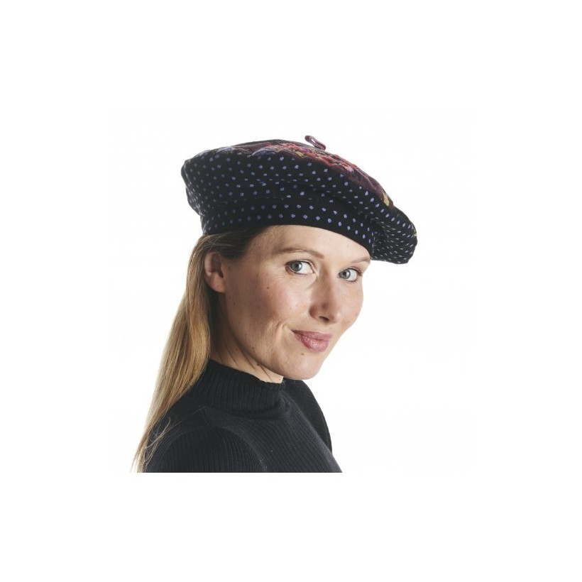 femme portant béret fil de jour femme portant béret fil de jour