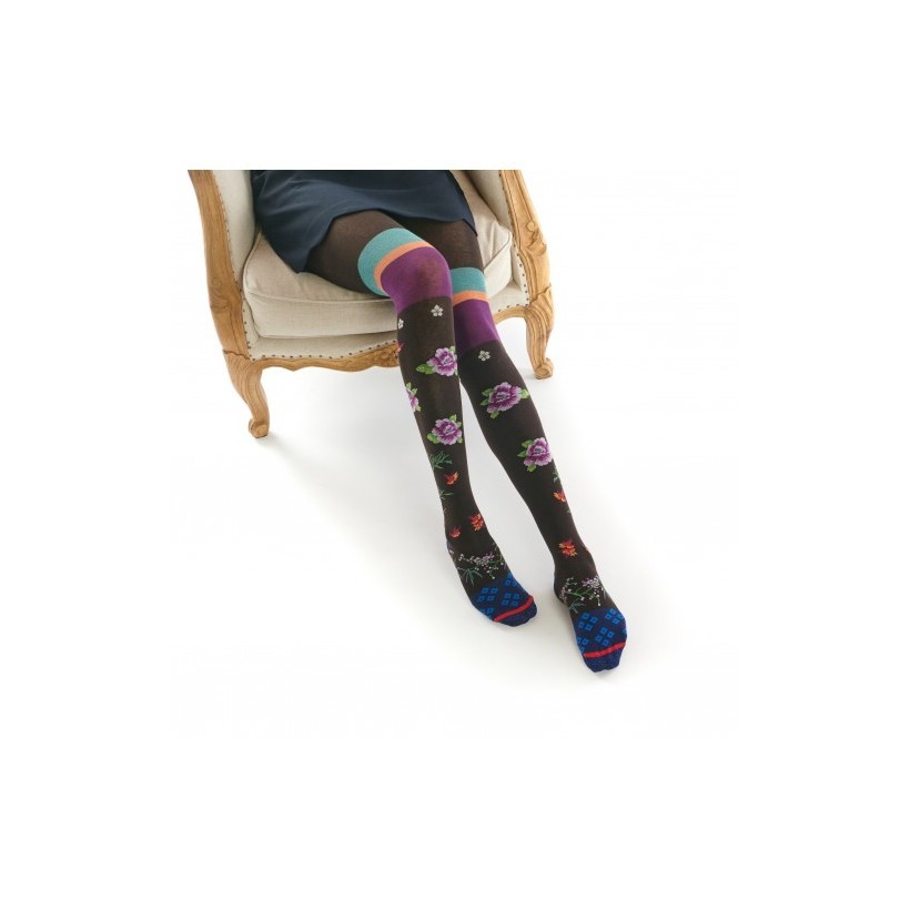 Collants femme bamboo assis sur fauteuil Marque FIL DE JOIE Collants femme bamboo assis sur fauteuil Marque FIL DE JOIE