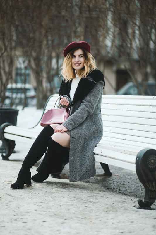 femme en hivers sur un banc