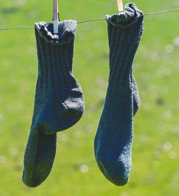 Chaussettes de randonnée qui sèchent sur un fil à l'air libre